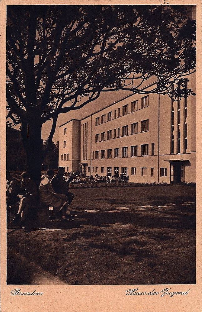 Strehlener Platz 1 (Horst-Wessel-Platz 1)