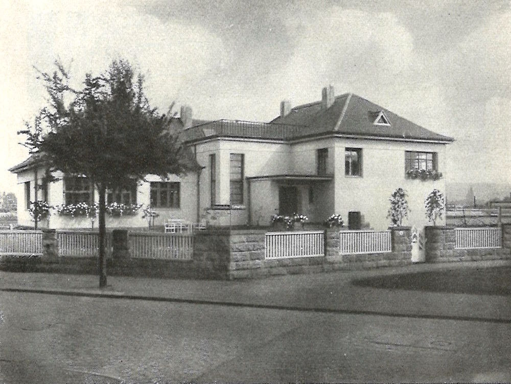 Bertolt-Brecht-Platz 1 (Carlowitz-Platz 1) / Bertolt-Brecht-Allee (Carlowitzstraße)