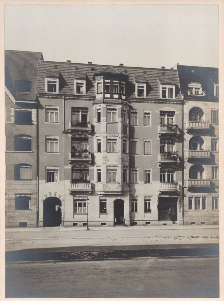 Bertolt-Brecht-Allee 25 (-1908 Spenerstraße 68, 1908-63 Carlowitzstraße 25)