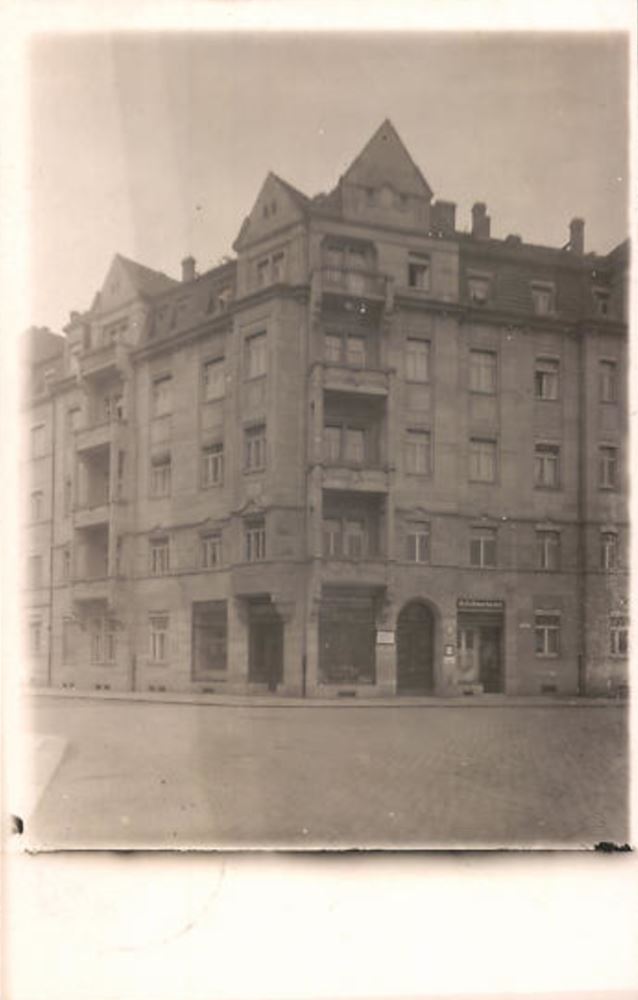 Stresemannplatz 10 (Walderseeplatz 10) / Laubestraße (Kügelgenstraße)