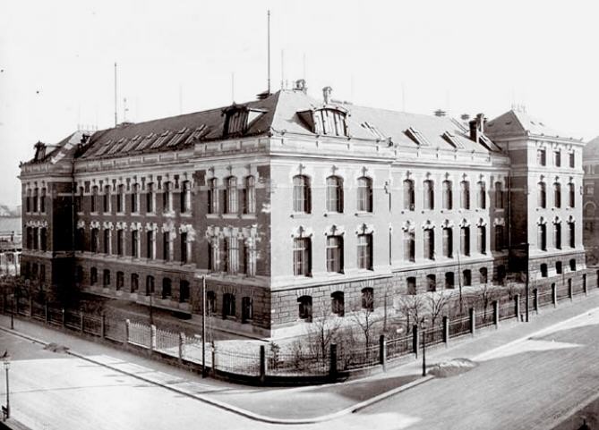 Helmholtzstraße 5