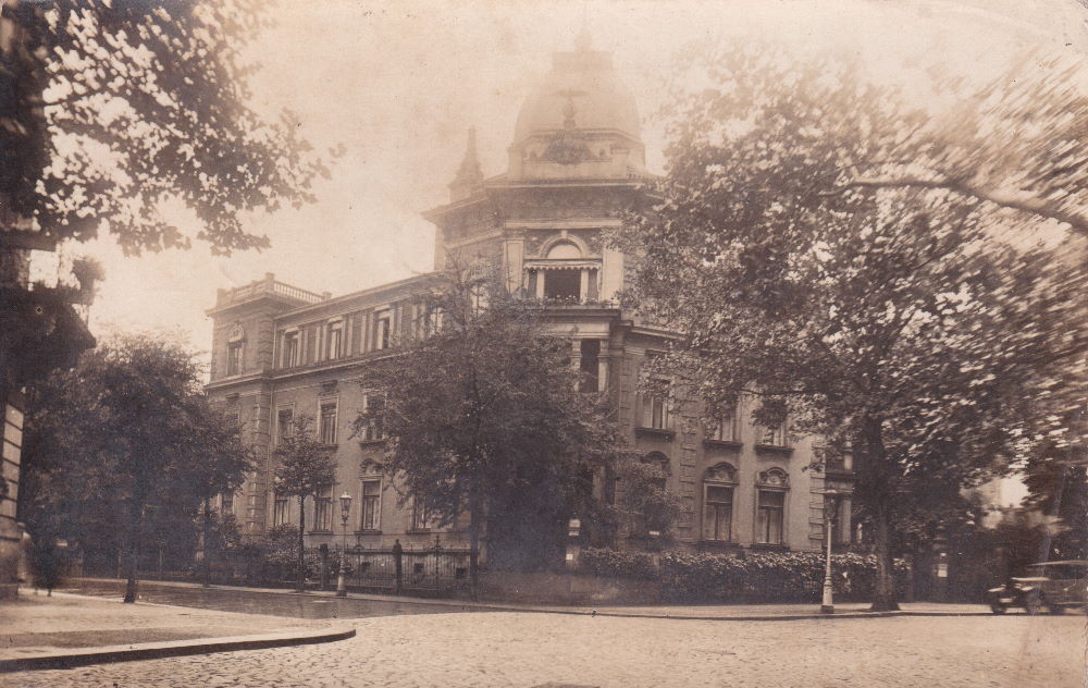 Fritz-Löffler-Platz 3 (Reichsplatz 3) / Lukasstraße