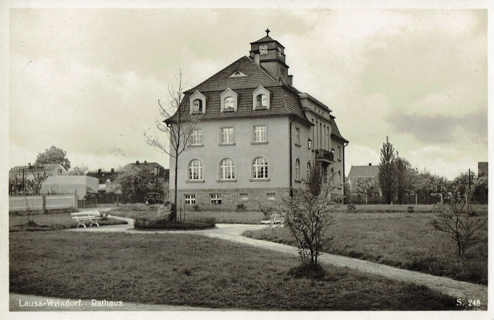 Weixdorfer Rathausplatz 2